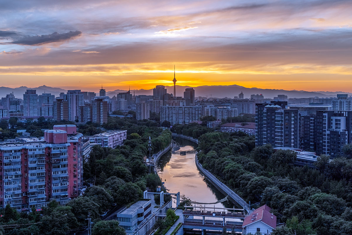 2021年6月11日,北京,落日夕阳映照在中央电视台上,景色醉人.