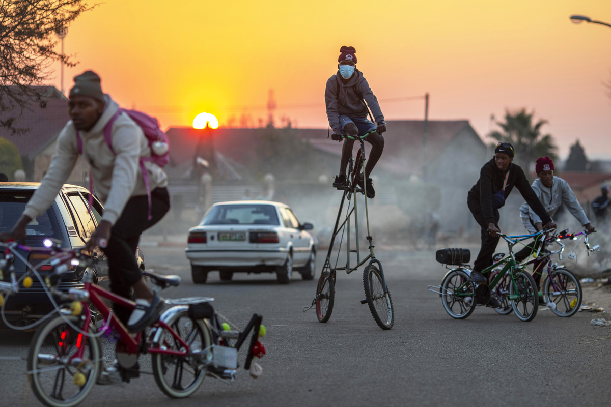 correct the sentence Well bicycles are quite popular in my hometown Although the popularity of electric bikes become more popular in recent years many people still rely on bikes for their daily commut