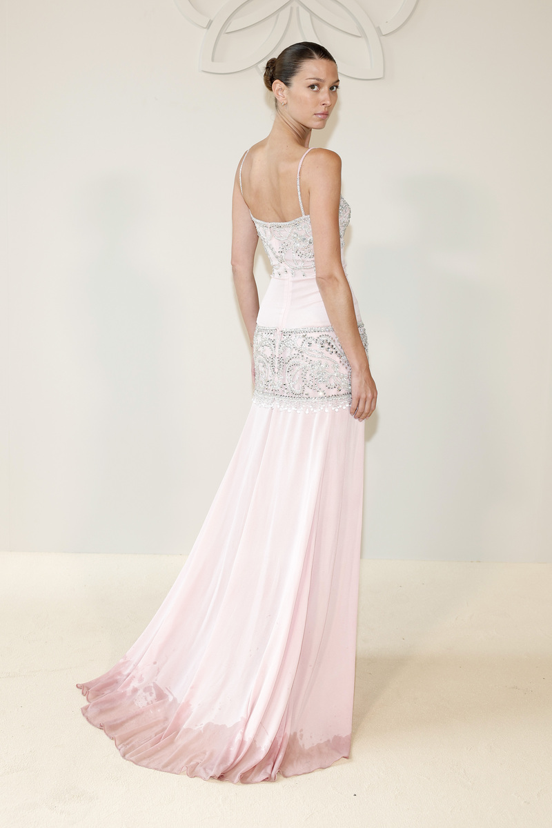 令人惊叹的蕾丝长款晚礼服：优雅、迷人、高贵