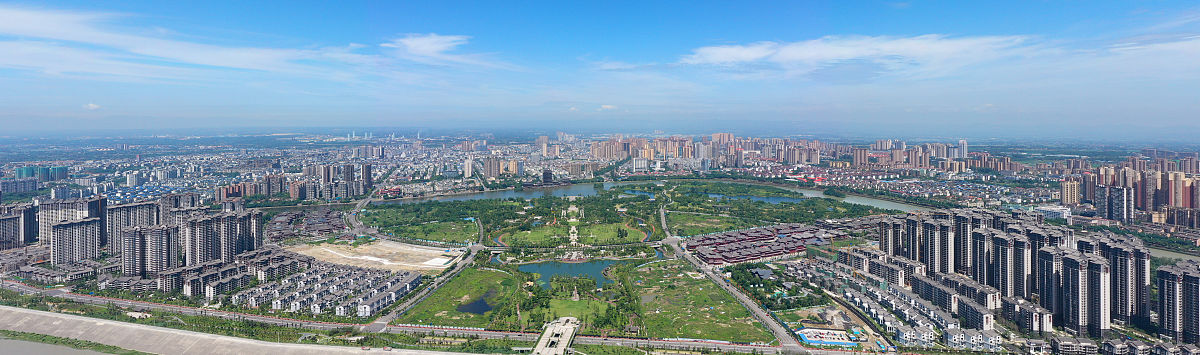 2020年7月19日,俯瞰四川省眉山市城区全景,东坡岛上的城市湿地公园.
