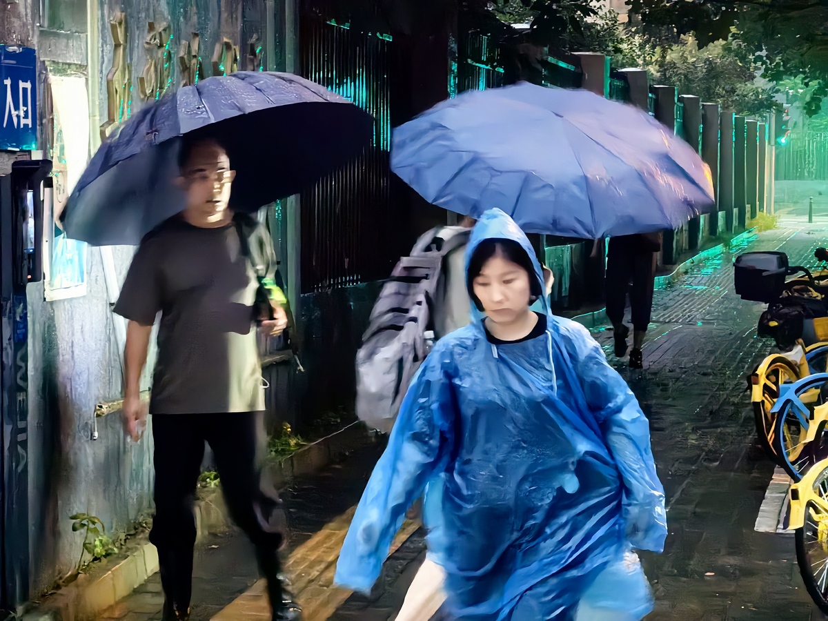 朋友的妈妈被大雨淋了朋友却幸灾乐祸。请以此为内容写一篇气氛欢乐的吐槽文
