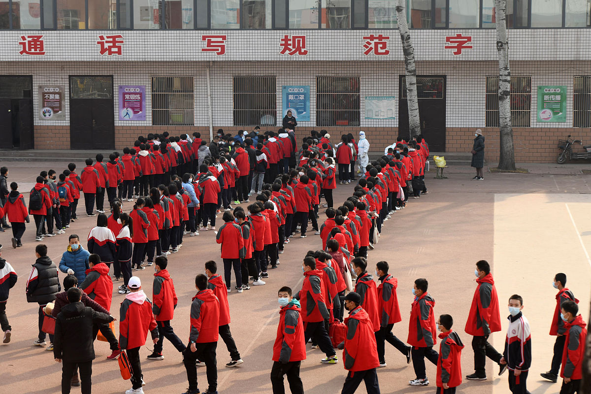 2021年2月25日,石家庄市第21中操场上,同学们列队做核酸检测取样,为开
