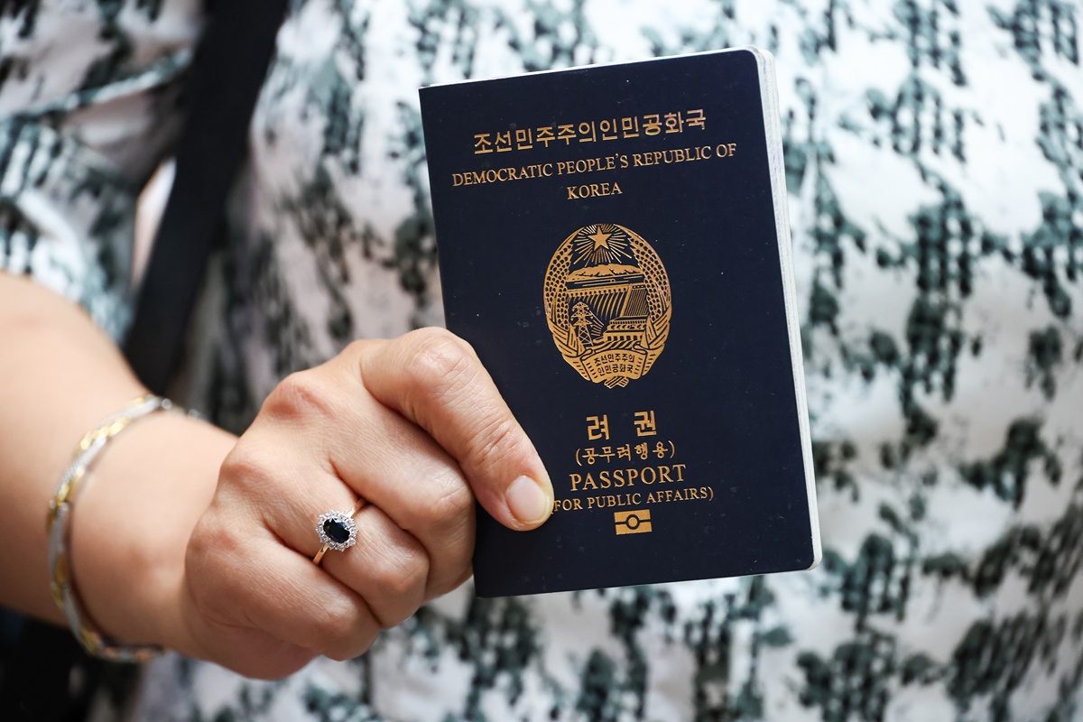 领事司是外交部的下属职能部门负责领事工作内设国外领事处、制度监督处、护照处、国内领事处、规划协调处、签证政策与事务处、综合管理处、认证处、信息技术处、领事保护中心10个部门。准亚丁成为国家级自然保护区。帮我用200字详细描述