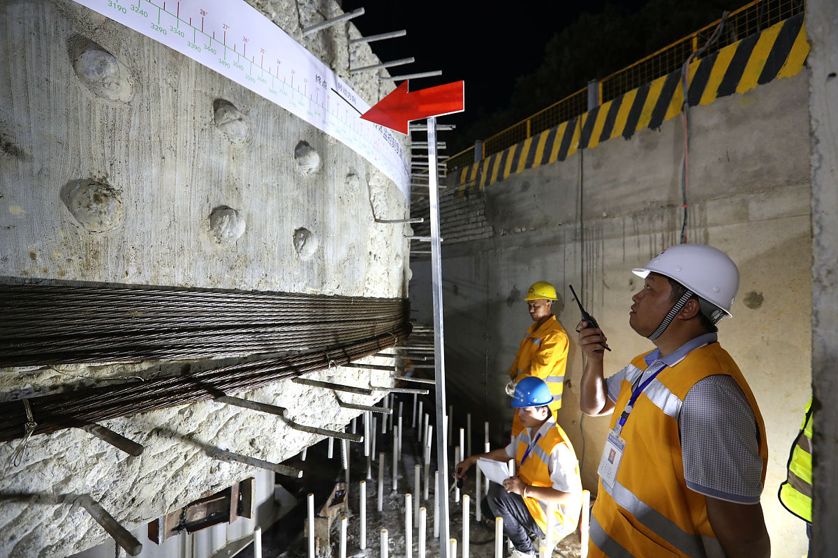 岩土工程：土木工程基础，涵盖勘察、设计、施工与监测