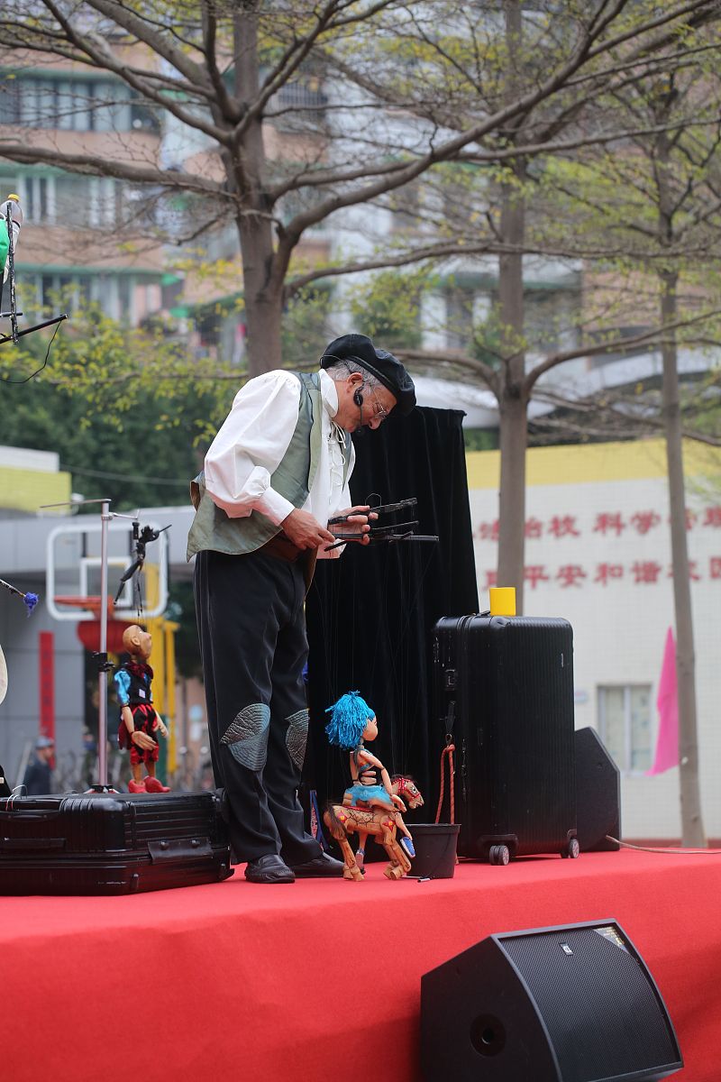 写一篇路边鼓掌的人作文