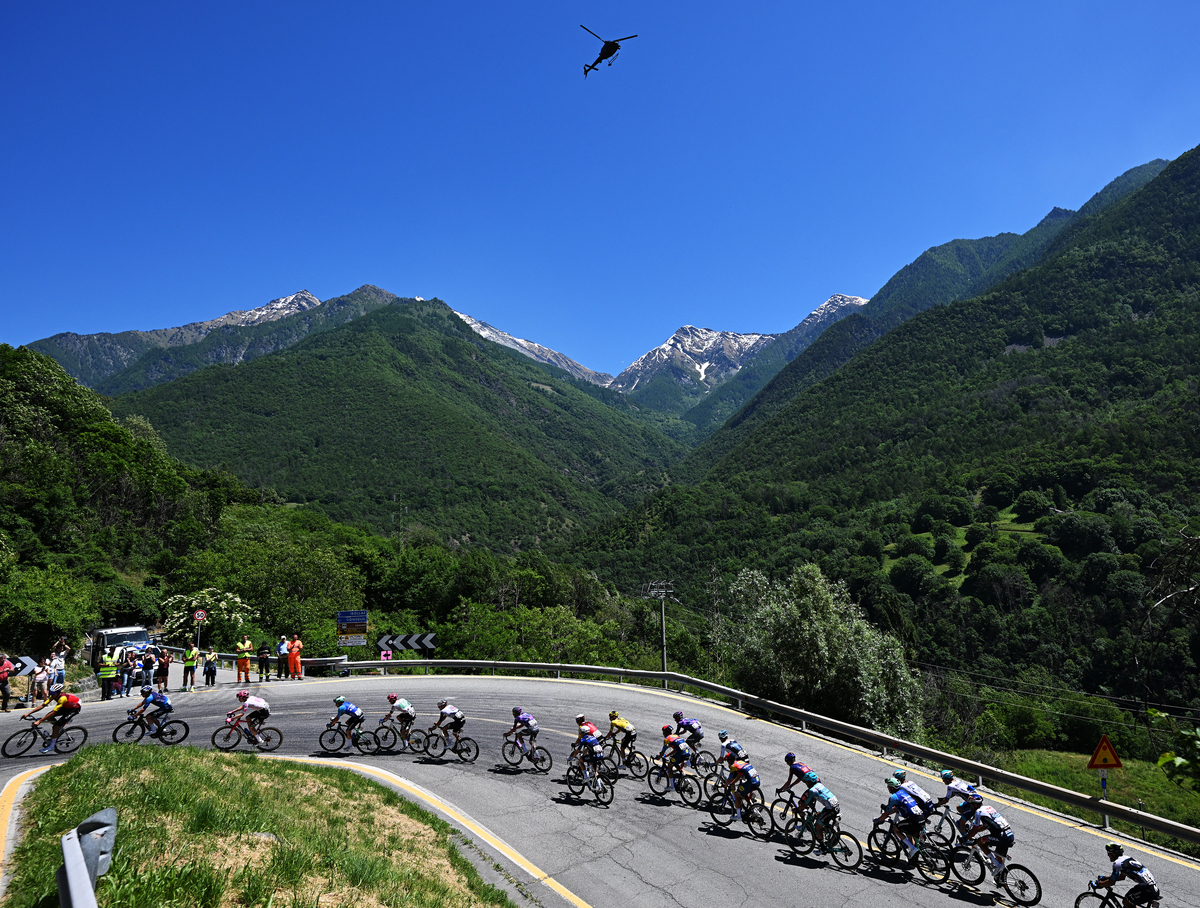 帮我做一份自行车骑行、户外露营甘肃兰州至云南弥勒的单人路途计划及生活必须开销费用清单