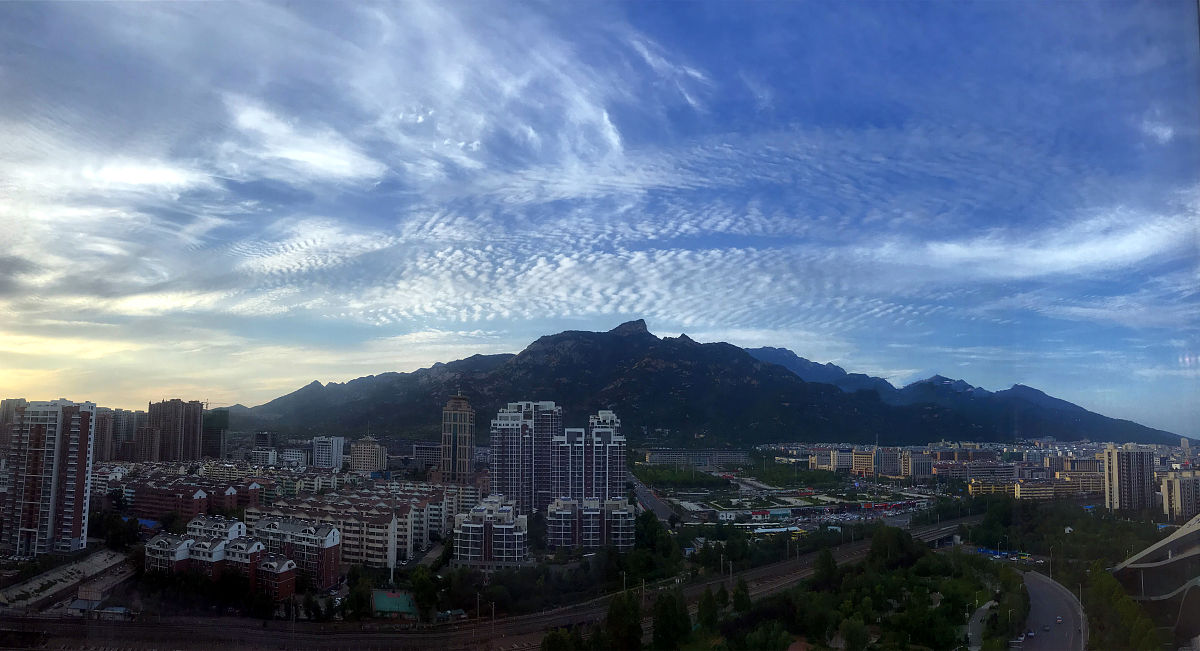 2020年7月1日,山东泰安,蓝天,白云,泰山,夕阳西下时美景如画.