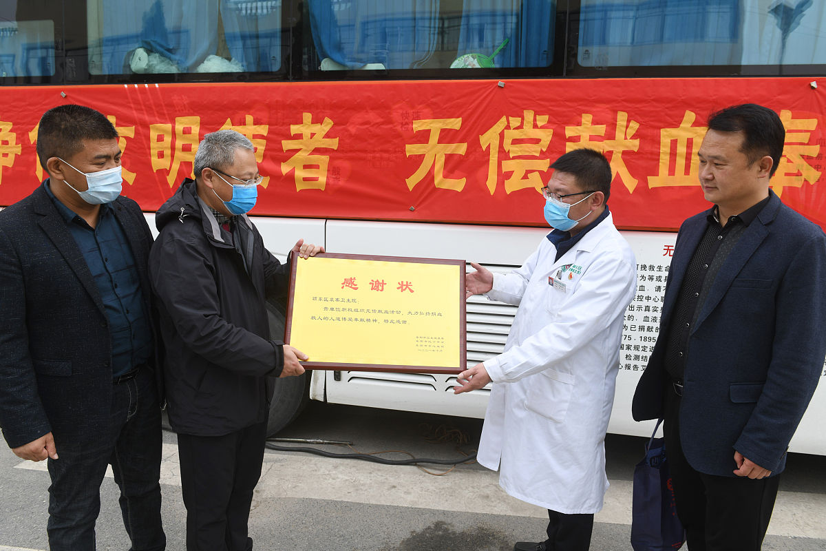 凡获得国家无偿献血奉献奖的献血者经阳泉市公民无偿献血领导组会议表彰阳泉市献血办颁发《无偿献血荣誉证》后凭此证办理献血奉献奖乘车卡。 申请办理《无偿献血爱心卡》由市中心血站提供《省无偿献血荣誉证》、身份证和1寸近期免冠彩照1张到市公交IC卡售卡中心办理需交纳押金：10元张。 帮我用200字详细描述