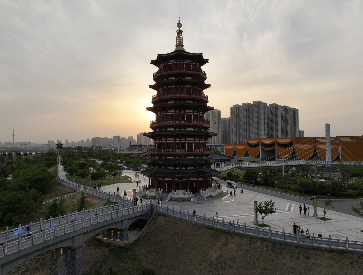 请给论文《洛阳市旅游业发展现状及对策研究》写一个旅游产品不足中的旅游景点缺乏的两千字说明只分析不提对策