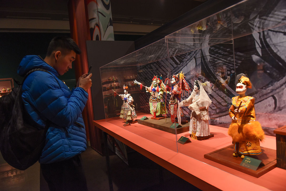 2016年1月21日,北京,在中国美术馆正在展览的"偶人世界 徐竹初木偶雕