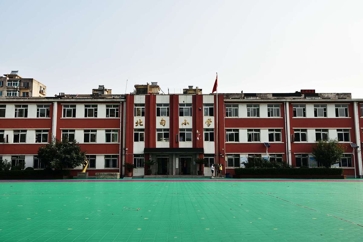 2020年9月1日,大连沙河口区一所小学,空旷的操场上只有两名小学生在升