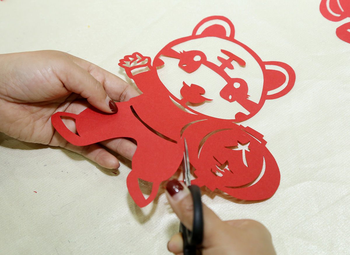 剪窗花活动：春节手工趣味体验