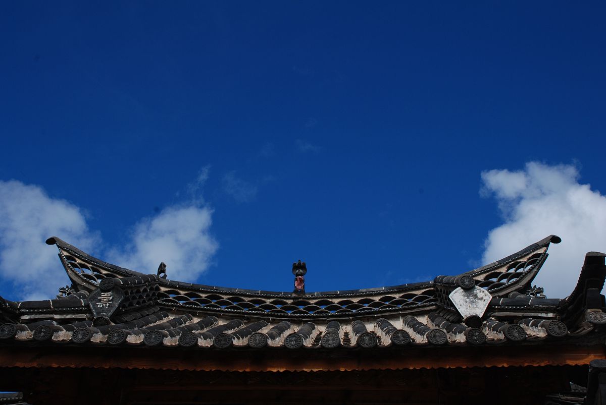 2008年10月2日,云南丽江,白族民居屋顶上的祥兽.