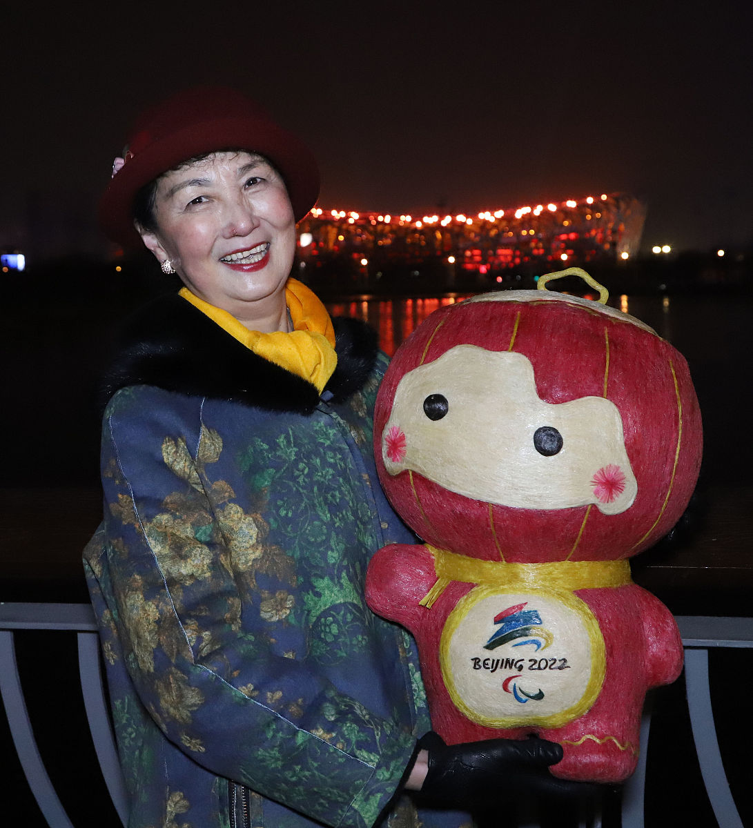 2022年2月12日,北京,观众与黄鑫用"头发"<strong>制作</strong>的2022北京冬残奥会吉祥