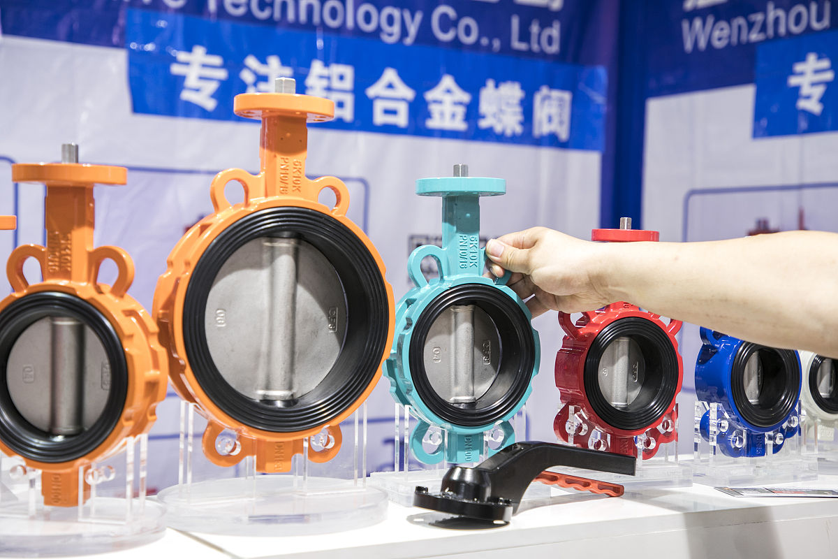 改写：这种结构的优点很明显制造简便安装方便。然而在启闭过程中蝶板的外圆密封面会一直与阀座接触并受到挤压导致密封副产生严重的刮擦磨损从而影响密封性能。为了应对这一问题此类型蝶阀采用合成橡胶作为阀座材料以产生弹性变形并形成弹性力从而确保其密封性能。这种设计可确保阀座在密封时产生足够的比压但也导致了适用性的降低和启闭所需的驱动力矩增大。