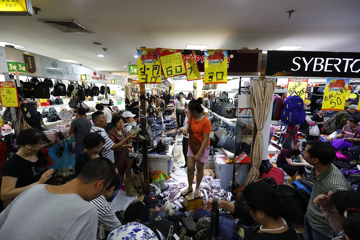 2017年9月6日,北京天意小商品批发市场里人头攒动,商家最后大甩货吸引