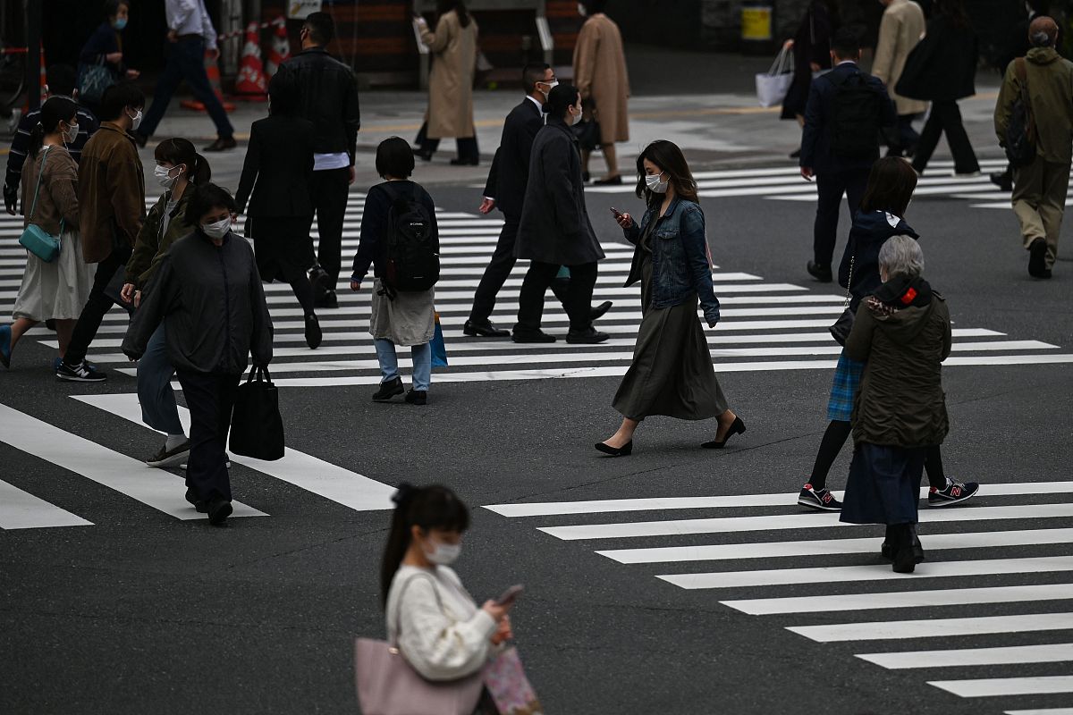 当地时间2021年4月9日,日本东京,民众戴口罩出行.世界卫生组织官网最