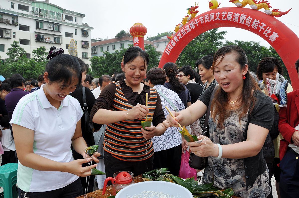 我校举办第二届端午庆活动通知： 明天上午9点在餐厅门口举办第二届烟台理工学院端午庆活动内容丰富有免费发放粽子、现场免费包粽子、免费发放端午节手链、免费套圈得奖品等一系列活动