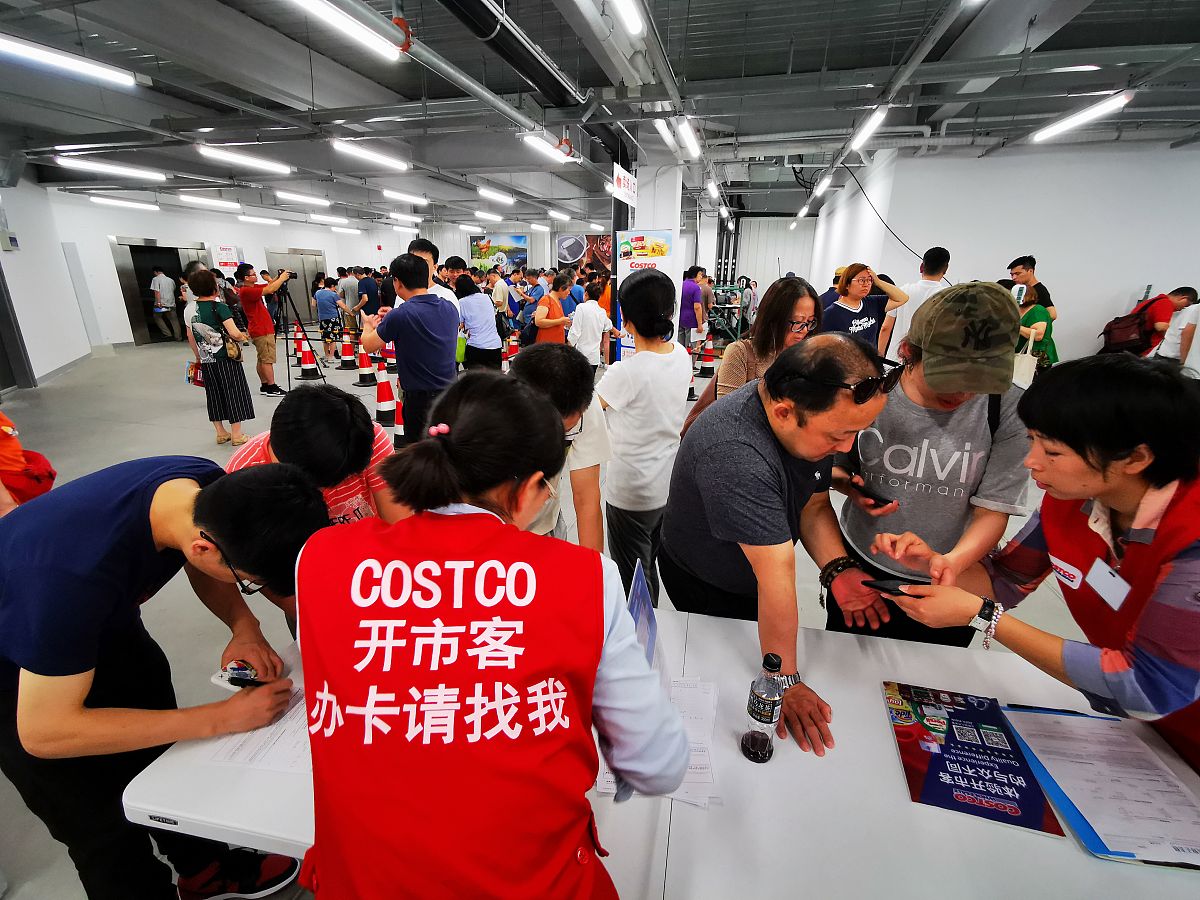 感送会员平台小程序已上线运营现诚邀商家入驻！入驻平台后可以帮助商家在线上推广引流增加商家线上曝光率引导用户线下到店面对面付款消费。感送会员平台支持商家免费投折扣会员卡引流线下会员卡消费攒积分回流平台不收入住费不提点节流。感送会员区别于传统线上付款提现手续费、提现时间限制采用线下付款的方式资金秒到账。从KTV商家的角度拓展写一篇包含标题推广感送会员小程序的宣传文案字数300字。
