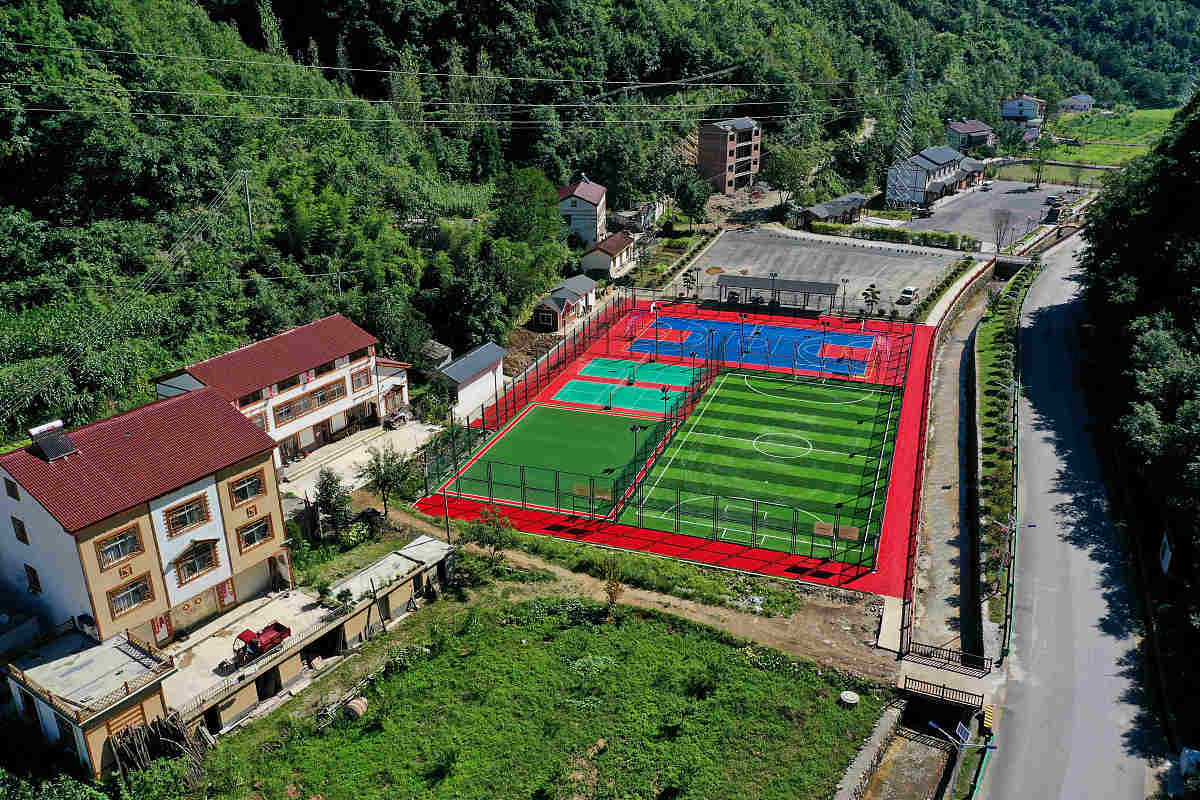 赫章县平山农业技术高级中学校园环境：绿意盎然，农业特色鲜明