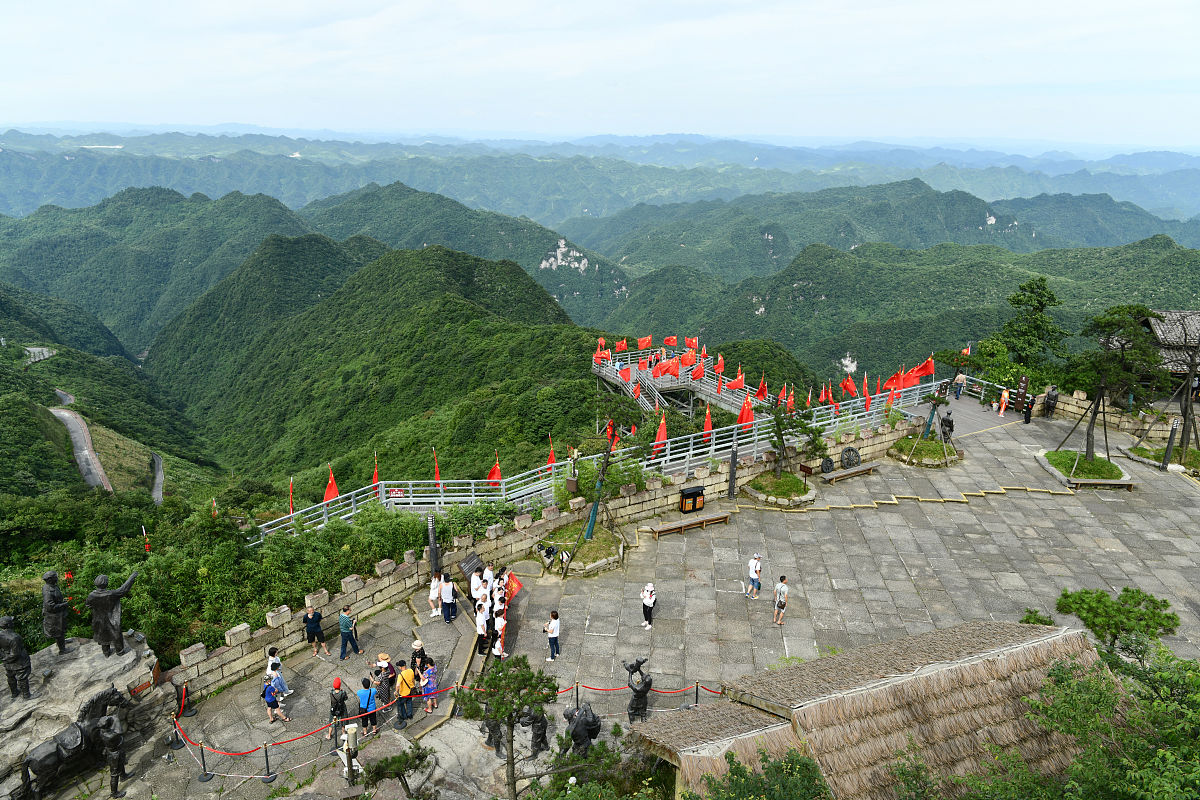 红色旅游在山水涧地区的发展主要依赖于红色旅游景点和相关的红色旅游纪念品。然而这种单一的旅游产品和服务可能无法吸引更广泛的游客群体。把这个问题详细化