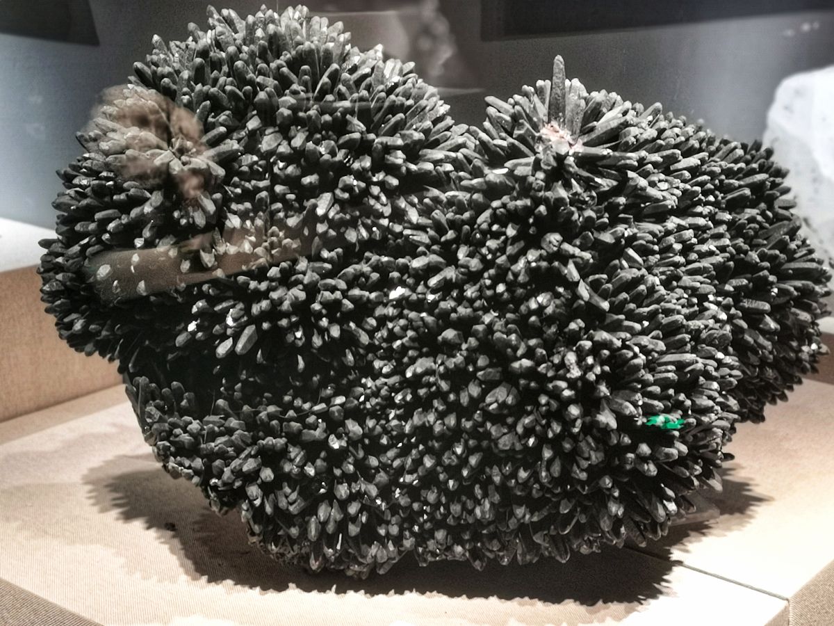 克拉法则克拉法则也称为克劳斯-蒂尔恩-克拉法规则或克劳斯法则是一个描述岩石中矿物形成的定律。该定律由地质学家弗朗茨·克劳斯于1861年首次提出后来被奥地利矿物学家维克托·蒂尔恩和德国矿物学家弗里德里希·克拉法进一步发展和完善。克拉法则指出在同一温度和压力下矿物在形成时的化学成分和比例是固定的并且较晚形成的矿物会包含较早形成矿物的化学成分。换句话说如果两种矿物A和B在同一温度和压力下形成那么B中的化