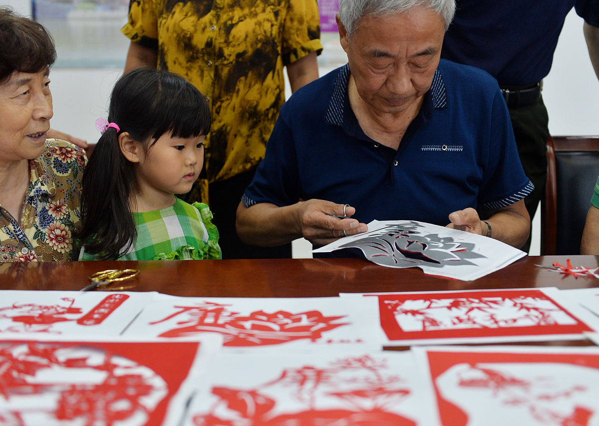 袁浦社区剪纸班举办中秋主题剪纸课程，传承节日文化