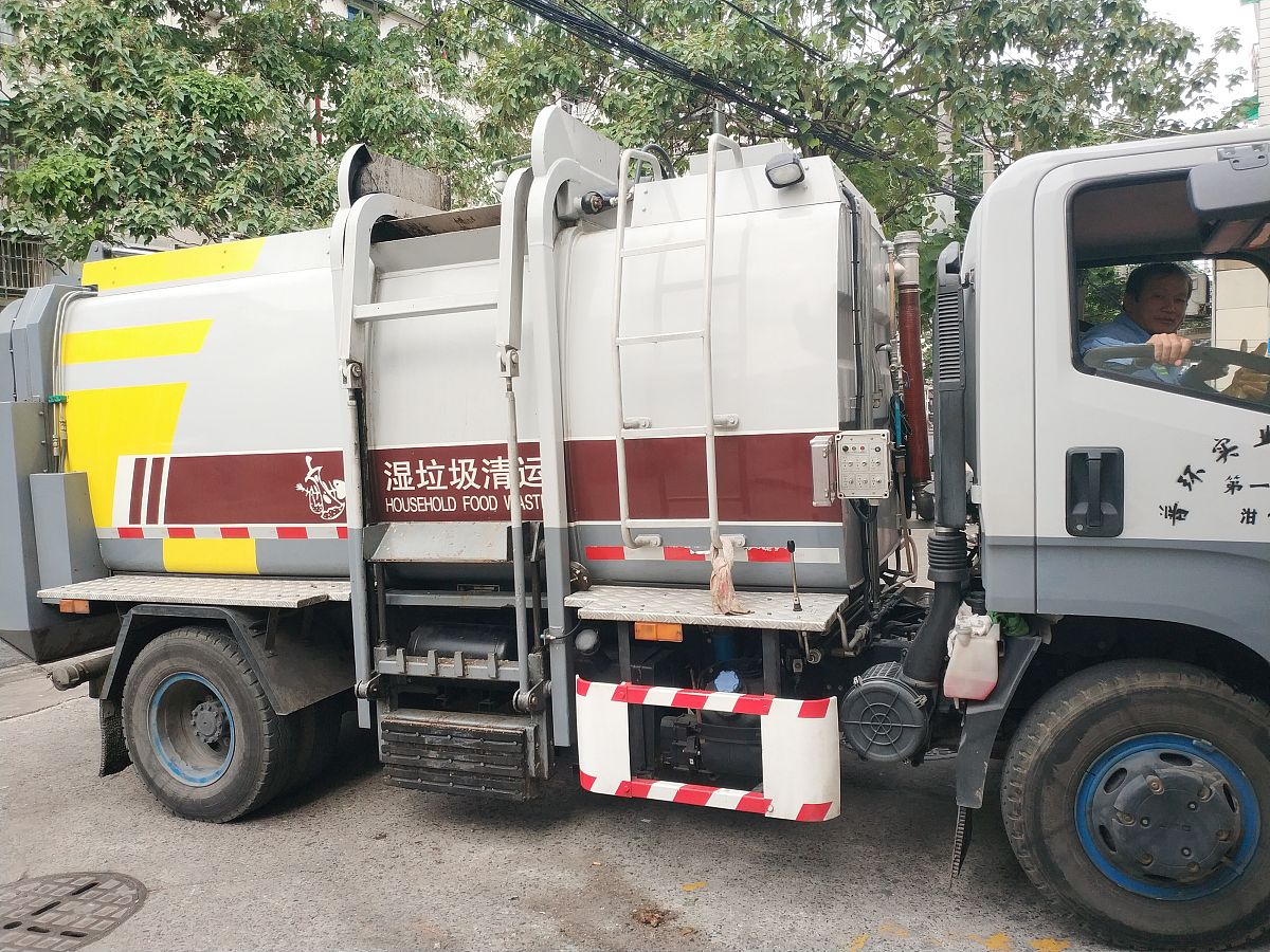 你好写一篇洒水车文案里面不能有洒水车这个词要风趣幽默你的街道需要一个英勇的神仙！这个神奇的角色不带斗笠和长袍而是穿着带动力的底盘手持一个巨大的水箱。你知道他是谁吗？他就是为我们的城市洒下新鲜空气和绿色的生命的护航者！在这个神奇的神仙面前所有的尘土和灰尘都消失了美丽的街道重新出现在我们的眼前。它像一个魔术师一样以微小但持久的雨水粒子滋润植物让所有的城市都变得更加清新、愉悦。这位神仙真是太了不起了他的