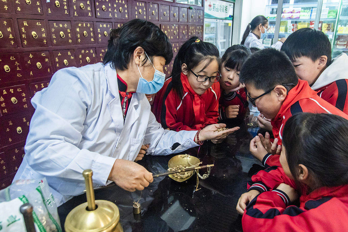 2021年10月18日,河北省邢台市柏乡县南马中心小学学生在中药店学习认