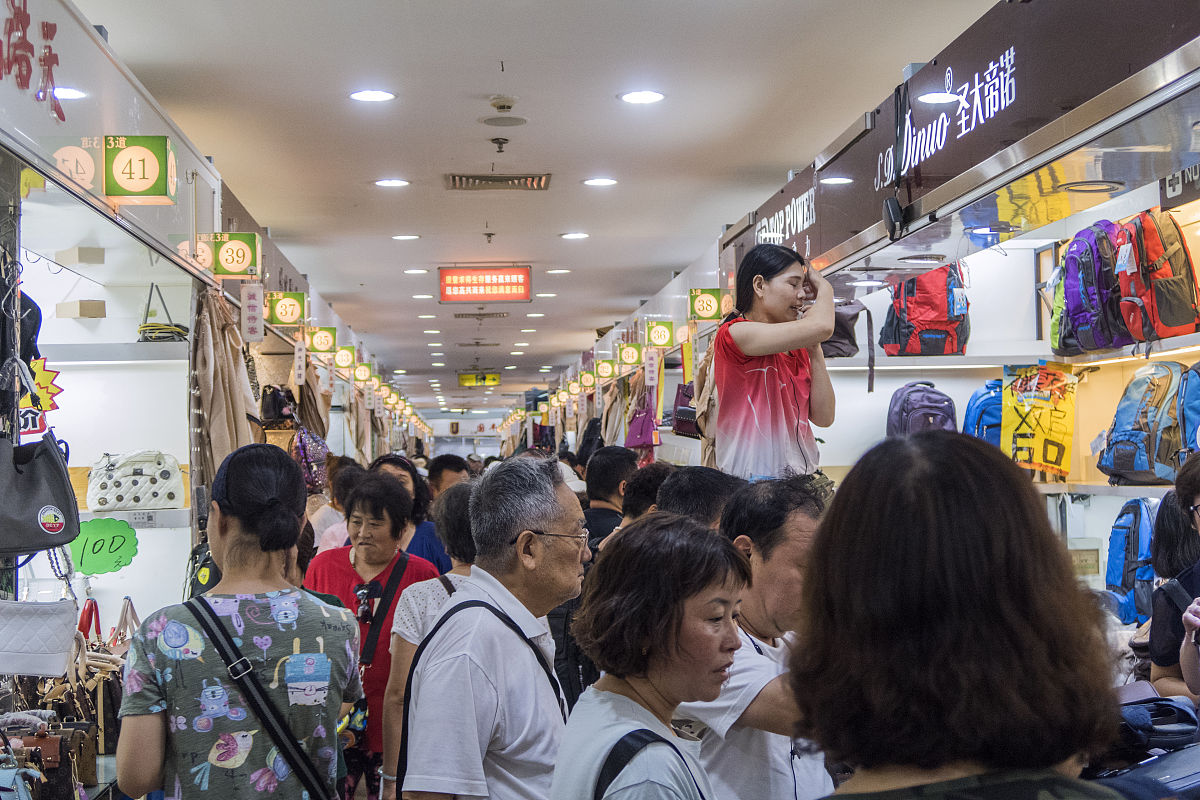 2017年9月11日,北京,天意小商品批发市场内人头攒动.