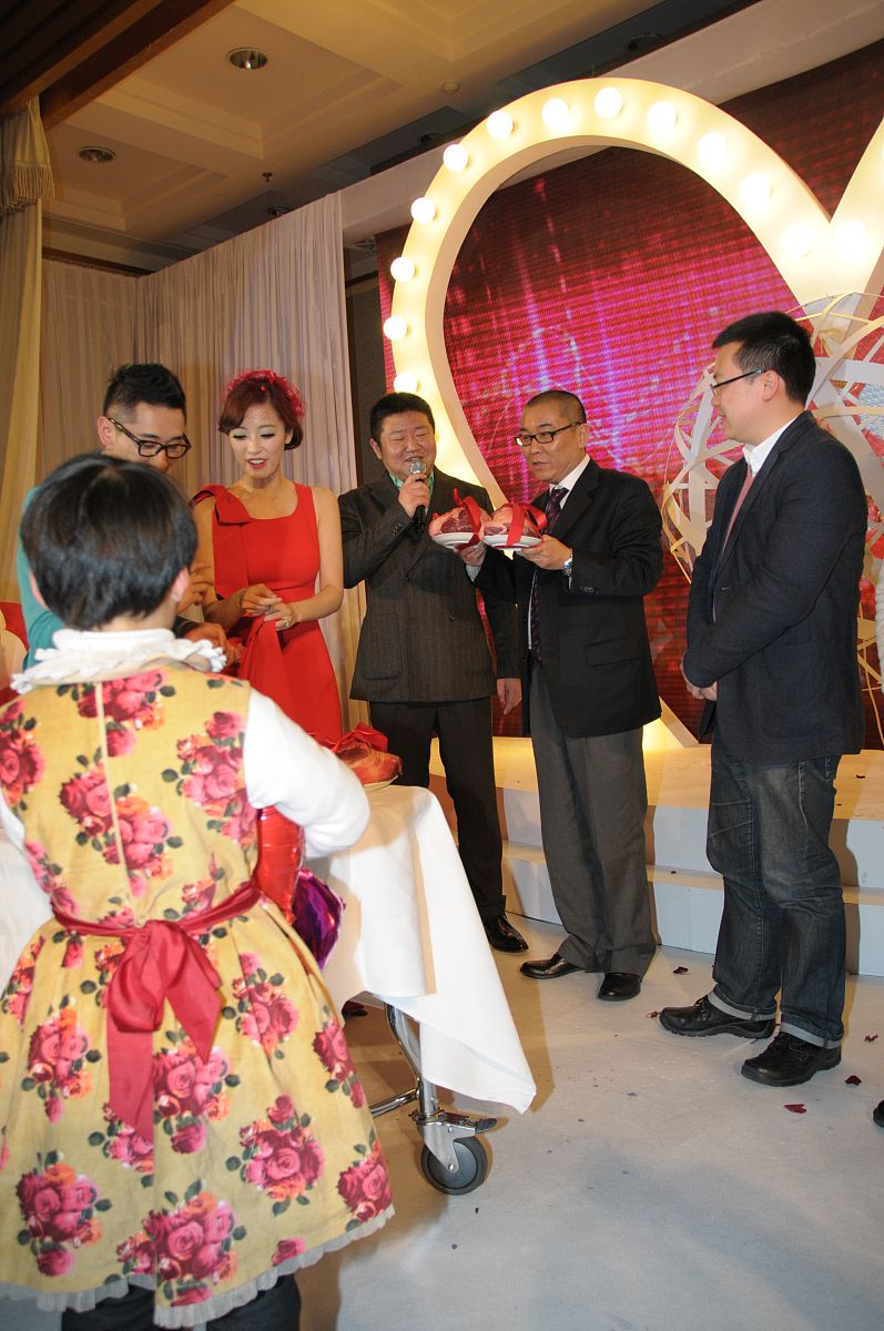 大伯接待女方父母结婚致辞：真诚祝福，温馨话语
