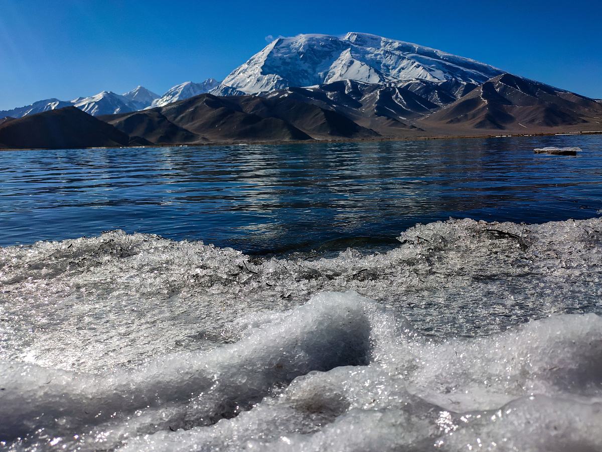 200字的短文描述在昆仑山高海拔遇到一处湖泊