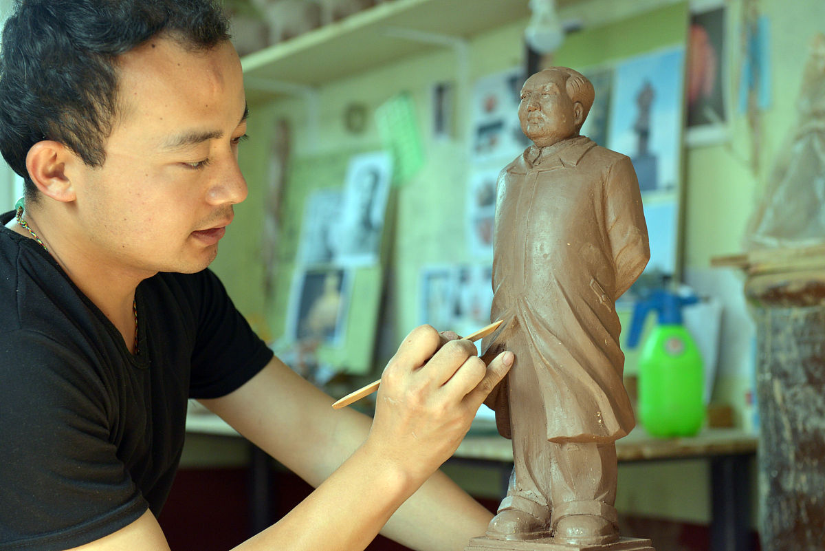 今天是实习的第十七天早上7点我和同学乘坐地铁到达了金山路站。然后步行前往公司。到达公司后我开始着手准备今天的任务在完成一些基本工作后就乘坐李凯凯的车去了镇海区项目部。到达项目部后就跟着李工开始了施工现场的检查。请你以这个开头完成一天的日记