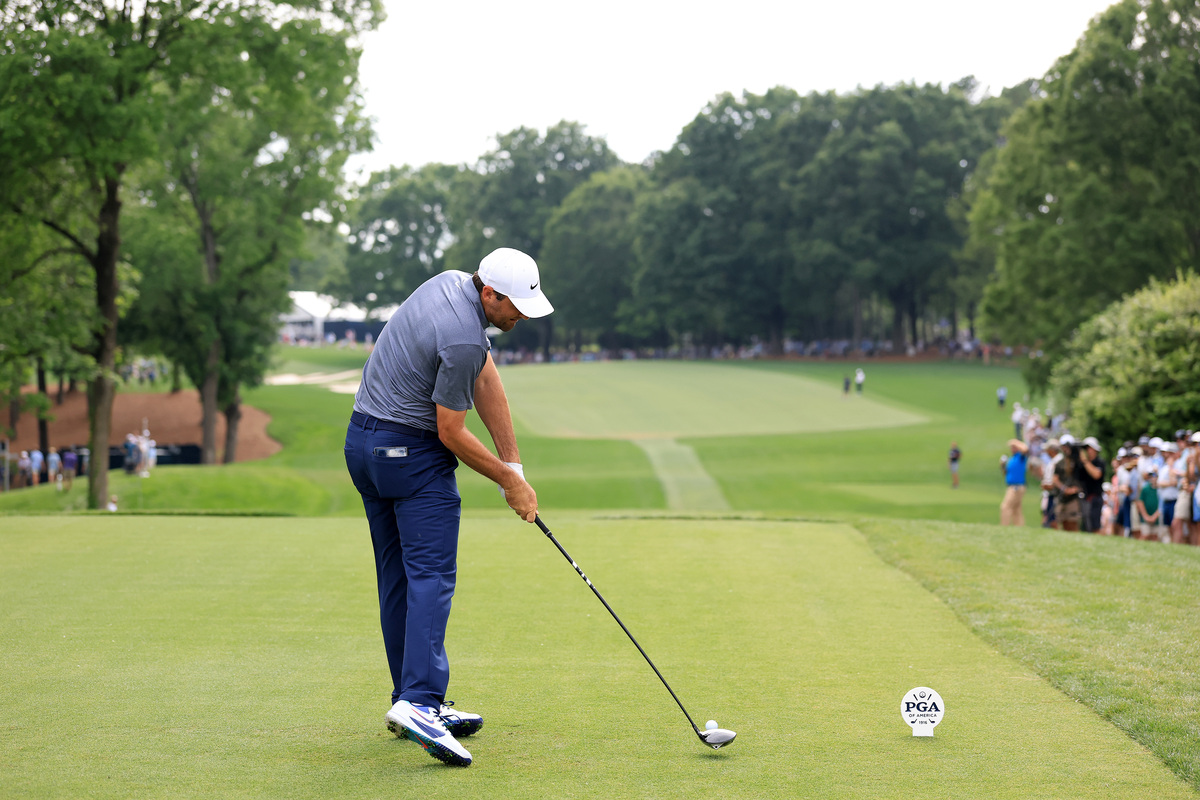 经过 6 周的大型维护后，温度已经上升，显示出良好的恢复迹象。少数果岭上仍有一些吸引人的绒毛，但感觉现在赛季已经结束
