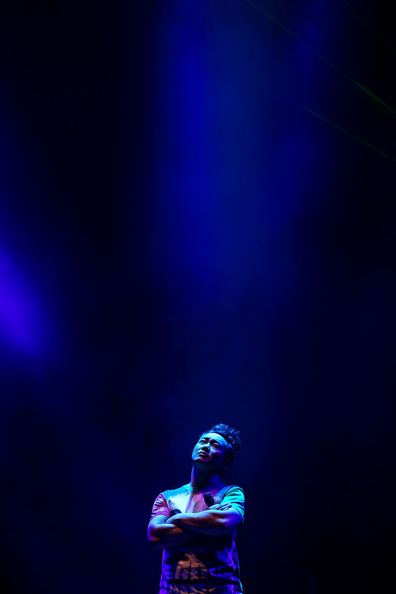 总是执着等待是什么歌