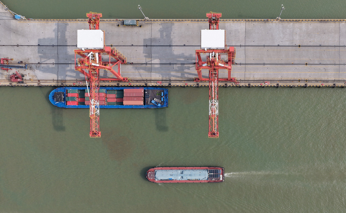 请翻译船舶右舷靠岸并准备使用岸吊卸货。考虑到货物掉落的风险除了货舱我们还着重检查了右舷甲板及相关附属物。