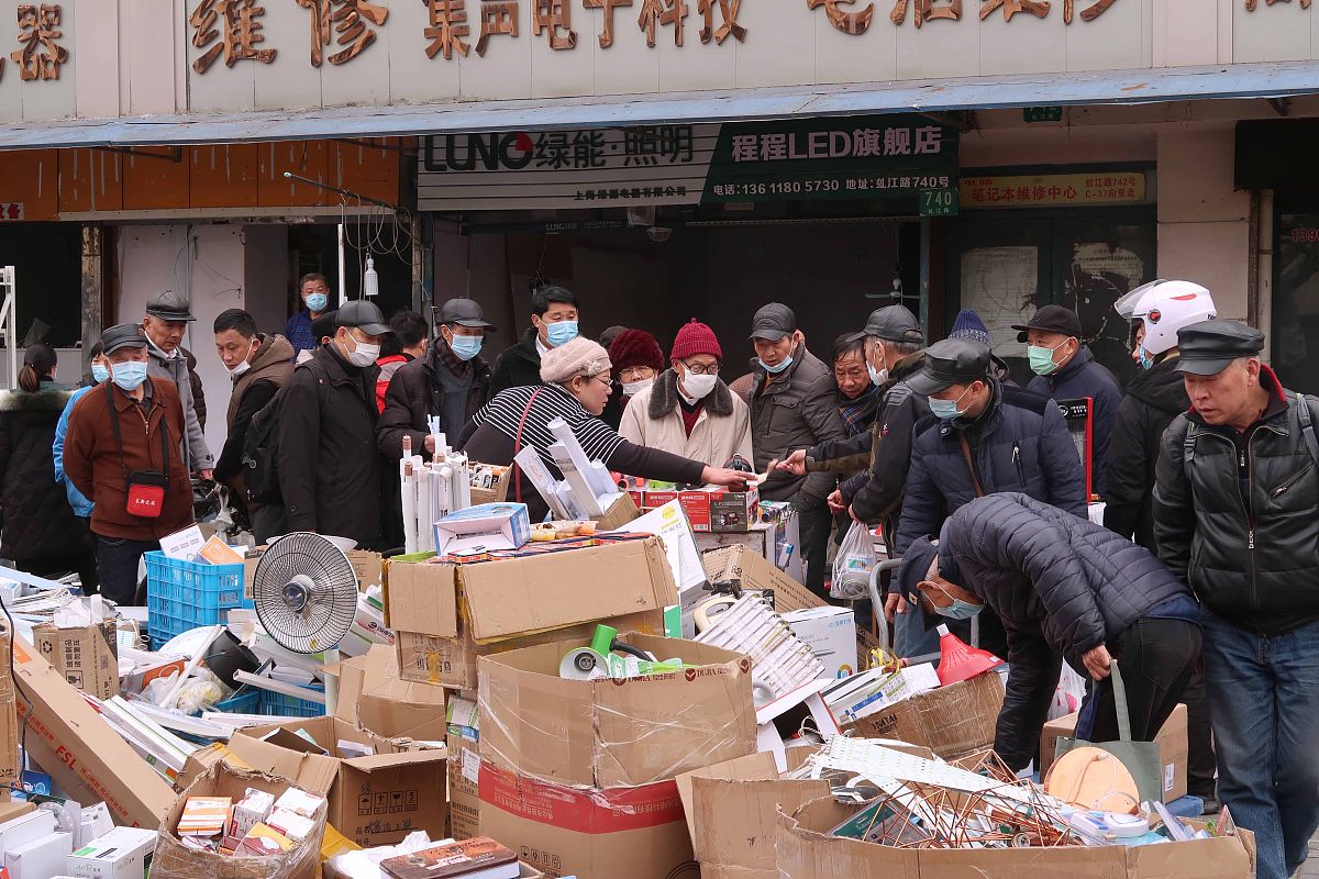 乡镇反走私进市场宣传简报：水果、烟酒、电子产品、化妆品