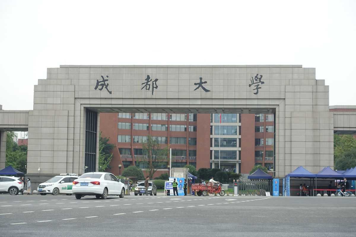 成都女生选学校指南：专业、文化、环境，哪一项更重要？