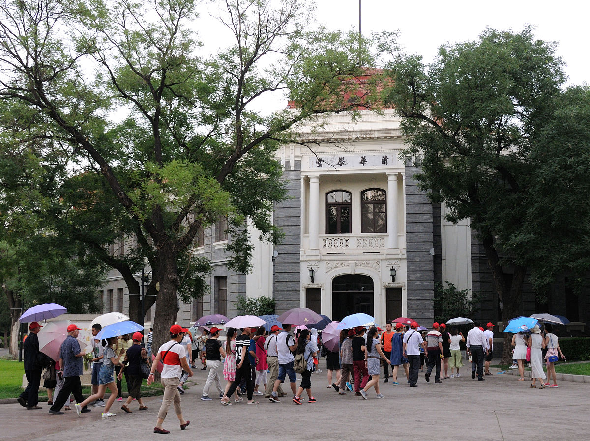 2015年07月04日,北京,清华大学校园内外人头攒动,前来旅游参观的各地