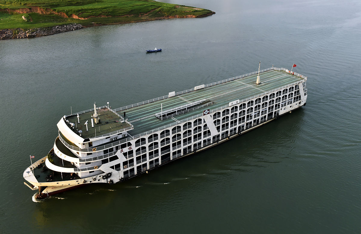 重庆老百姓有困难怎么办？怎么联系媒体曝光？请用媒体的口吻生成一篇文章。