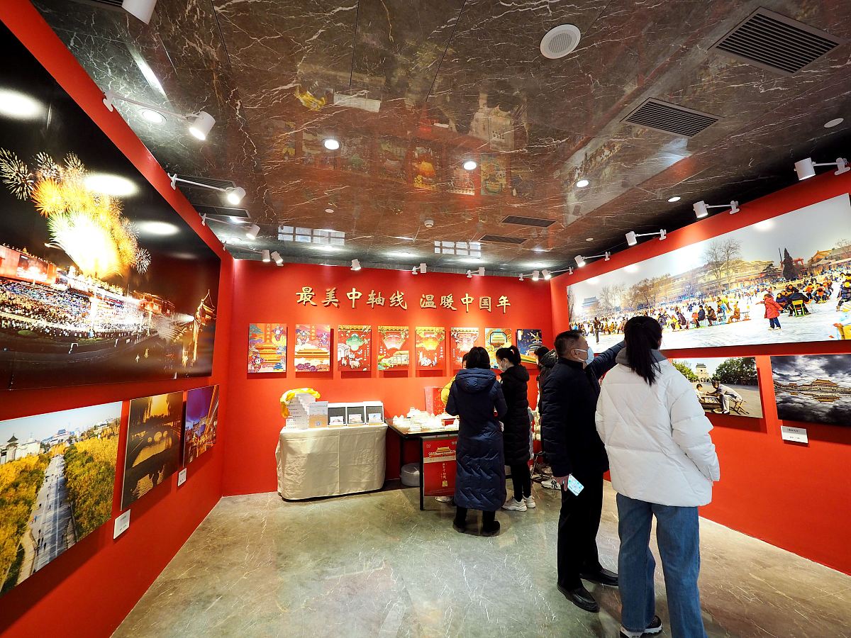 2022年1月29日,观众在北京坊劝业场"赏年画过大年"系列活动现场观春景