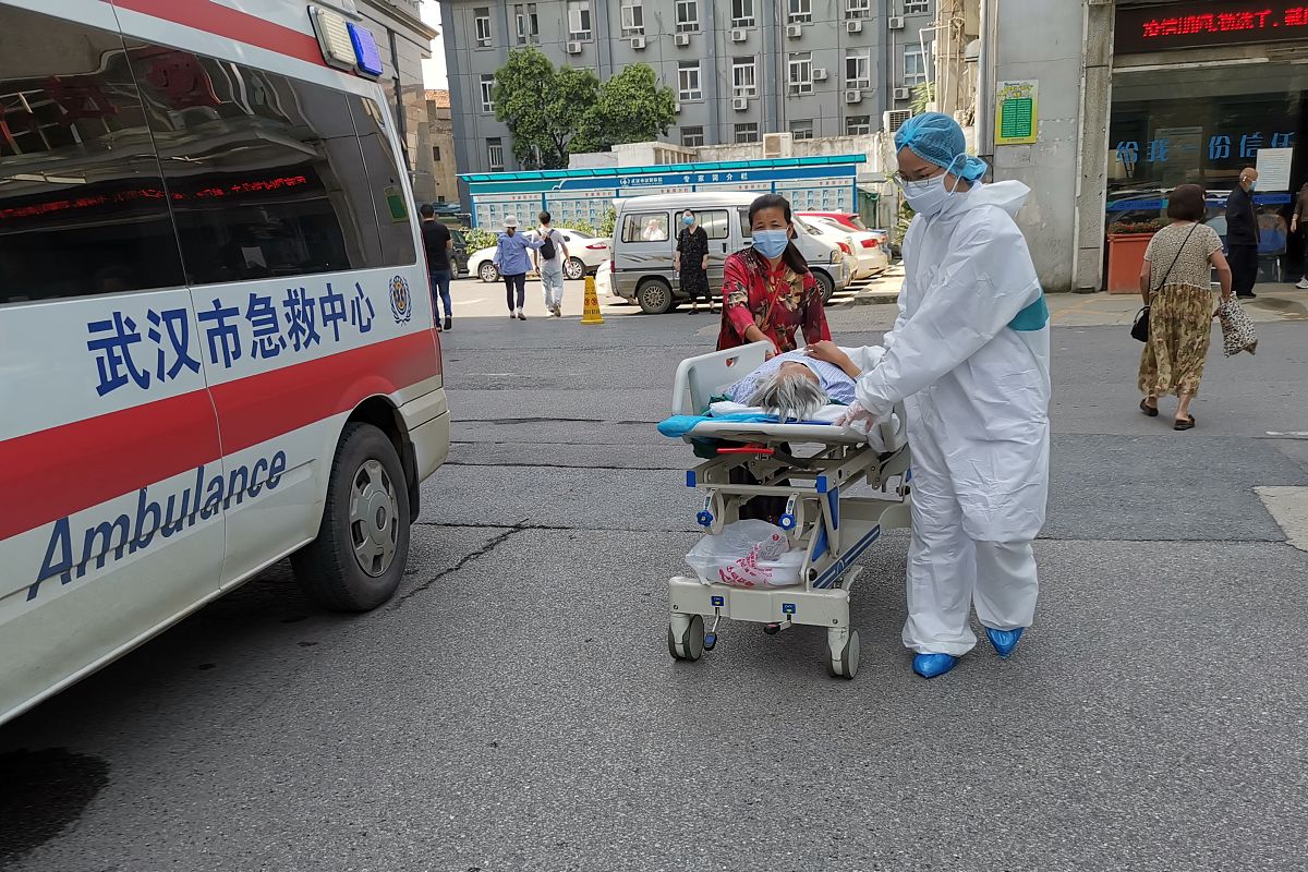 踢球意外死亡怎么办？紧急应对措施和安全建议