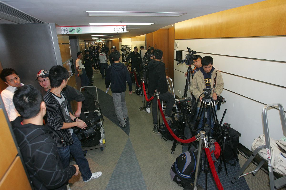 2009年4月2日,香港,环球娱乐即将举行记者招待会,关楚耀将出席交代藏