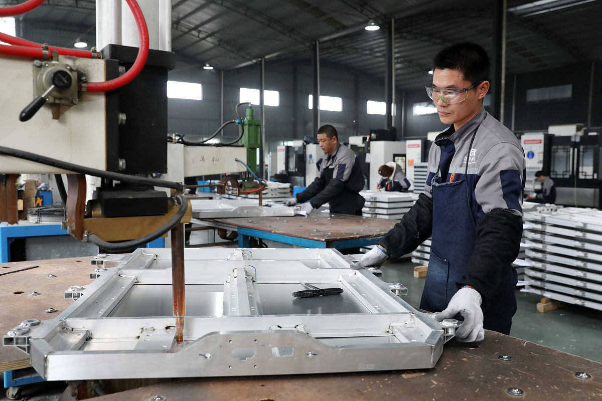 请将下面这段话进行改写显著地减少了主要零部件的数量降低了人工装配、焊接和其他辅助工装的人力和物力支出。
