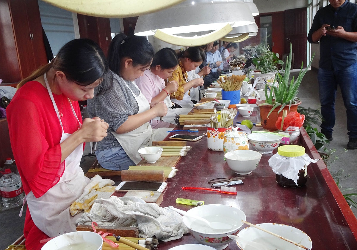 2018年10月5日,浙江省湖州市,探访湖笔制作工艺.