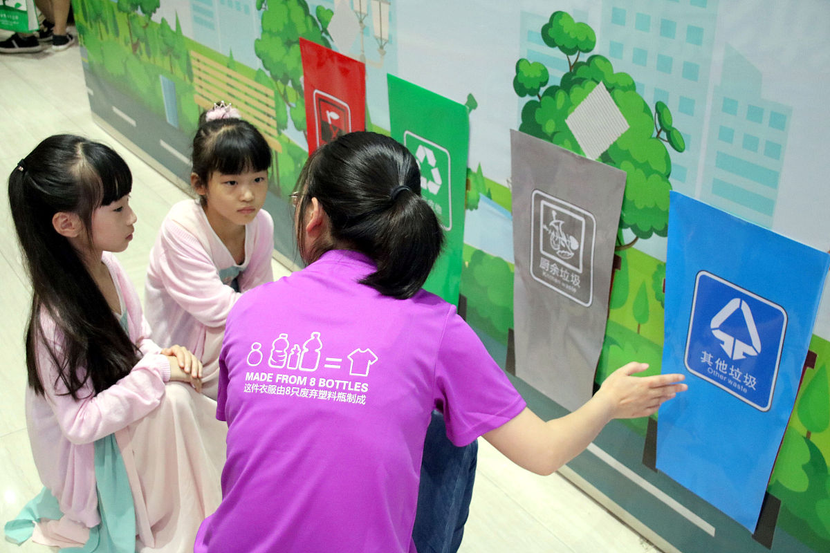 请挂职日记。地点是在社区服务中心的会议室。我们组织了垃圾分类宣讲活动和节能环保宣讲活动。到场的有帮助我们开展活动的社区工作人员以及社区的小朋友和各位家长们。首先是垃圾分类宣讲小组的三位成员为孩子们讲解了垃圾分类的四种类型他们语言生动有趣也和小朋友们积极互动。接着是节能环保宣讲小组成员准备了专门的ppt图文并茂能帮助小朋友们更好地理解和学习。然后是我和其他两位同学一起教小朋友们做手工制作趣