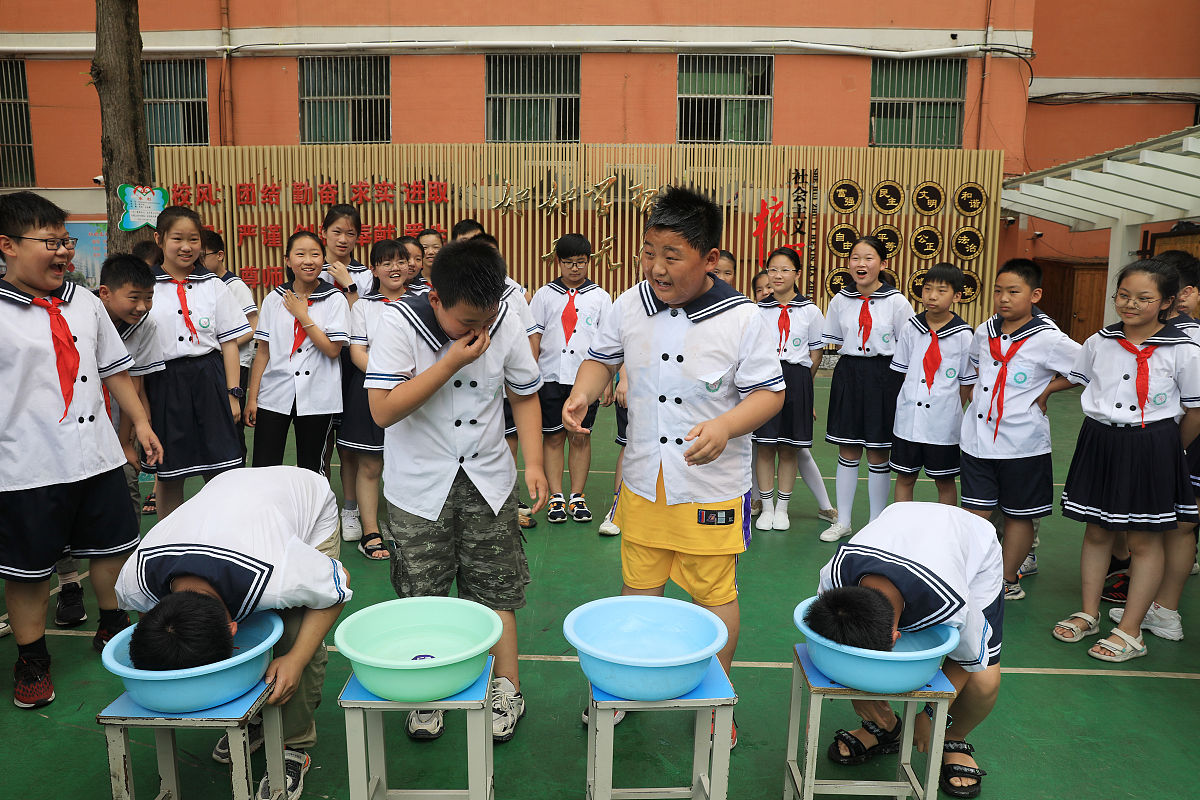 2021年7月7日,安徽省淮北市第三实小学的学生们在进行水中闭气防溺水