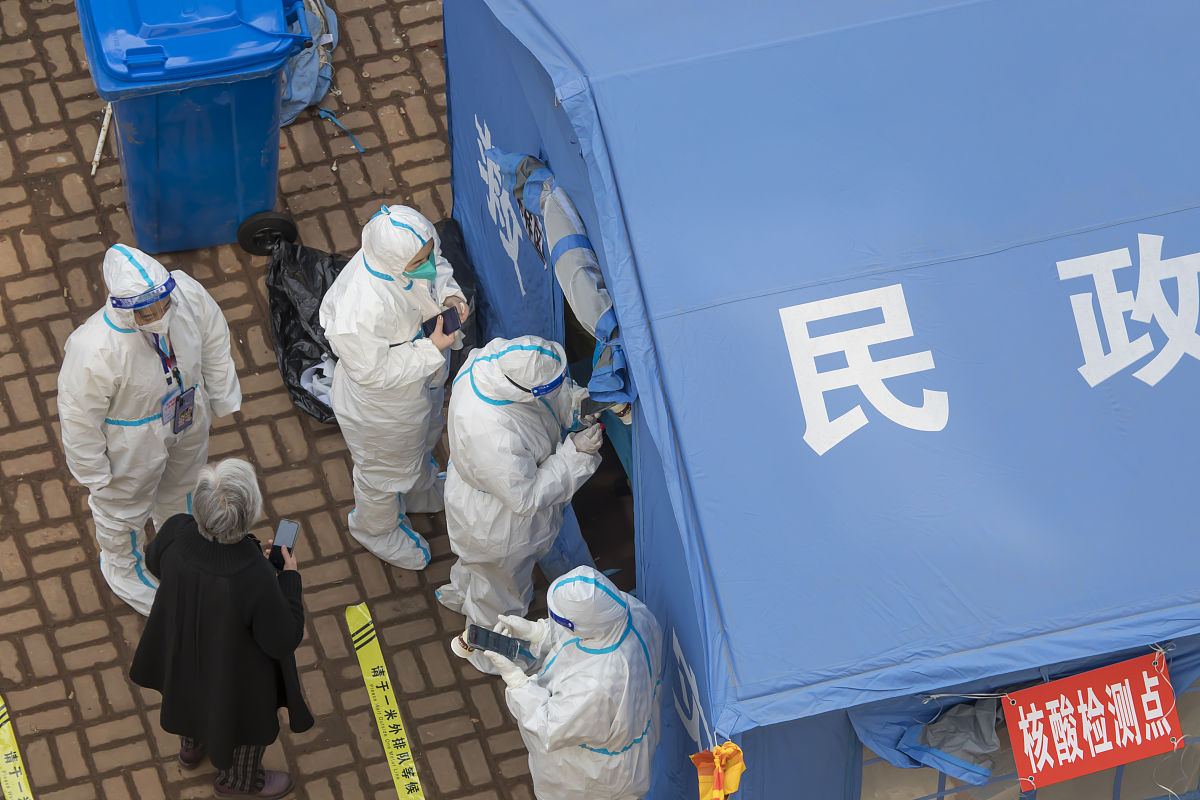中国抗疫的成功实践：从封城到全民抗疫