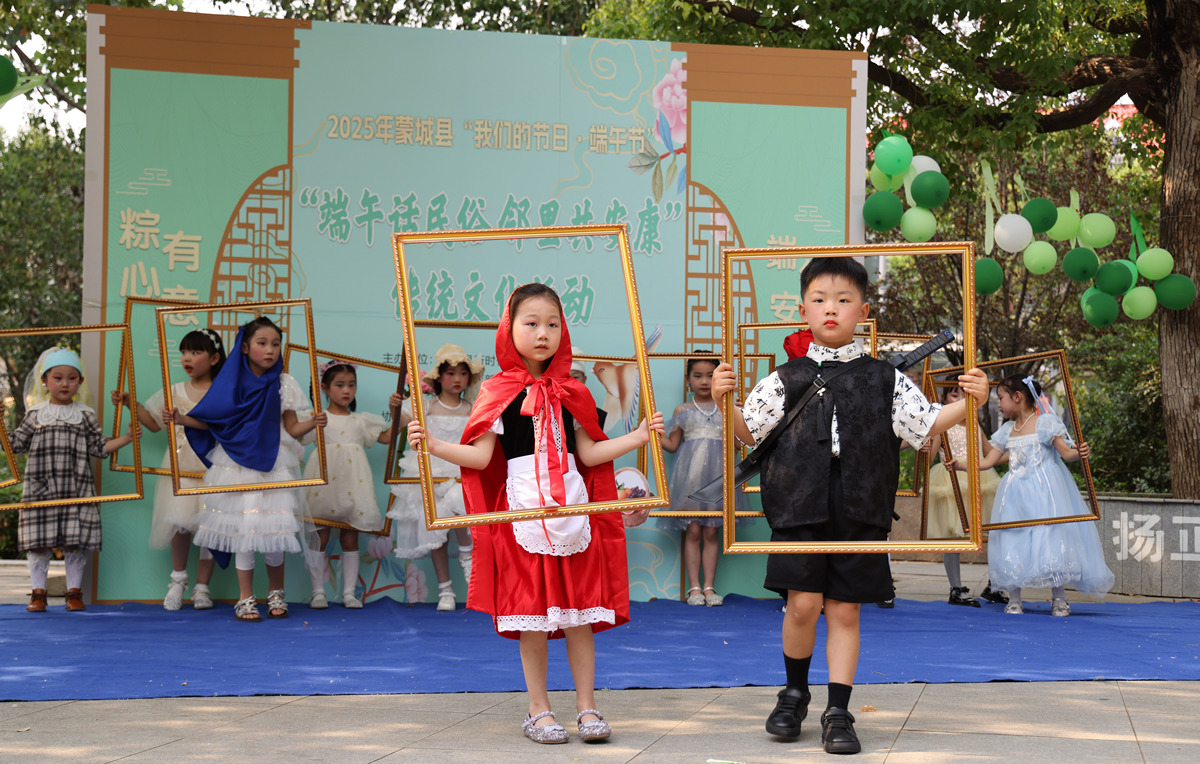 写一篇幼儿园组织儿童看冰雪奇缘话剧的新闻稿