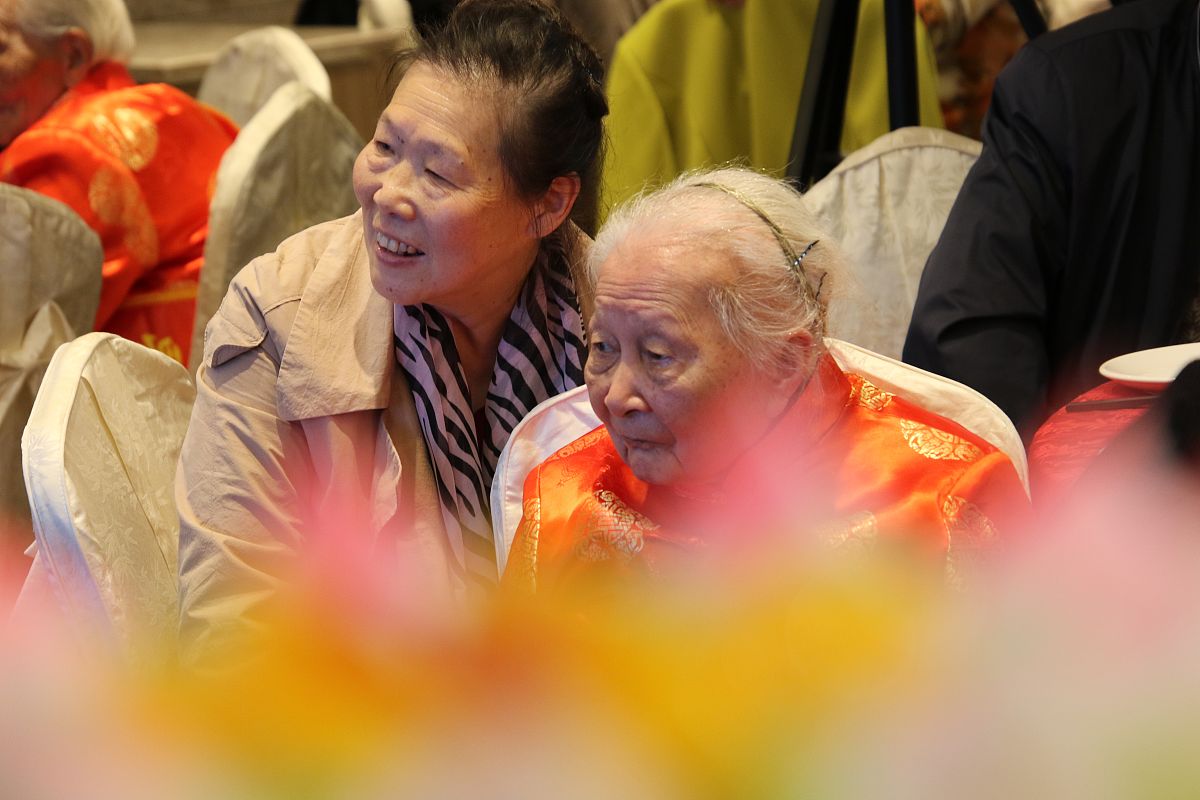 我有个朋友的外婆去世了帮我写一小段话慰问关怀